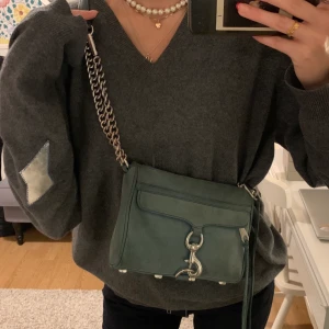 Rebecca minkoff blå - Säljer min älskade Rebecca Minkoff väska då jag inte använder feen längre. Den är i blå mocka med silverdetaljer. Helt klart använd och har ett par fläckar, slitningar på kedjan och är lite blekt. Köpt för 1770.