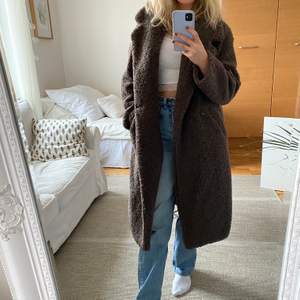 Super fin och trendig faux fur kappa från Zara 💞 Storlek 34 men passar även 36-38 ☺️ Nypris 1200kr och knappt använd!! Säljer då jag har för många jackor 💕