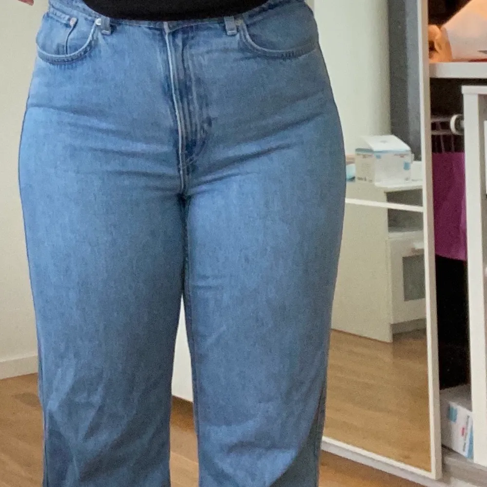 Weekday jeans i modellen row med slit. Storlek 32/32, nypris 500kr. Frakt står du själv för och betalning sker innan paketet skickas till dig. . Jeans & Byxor.