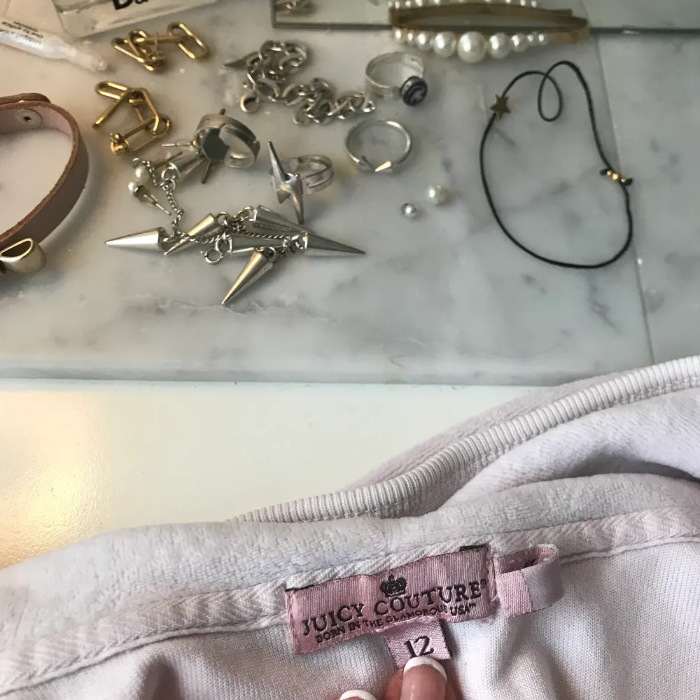 Jättesöt rosa Juicy Couture kofta med tryck på ryggen som tyvärr inte kommer till användning då dragkedjan inte går att stänga. Koftan är i storlek 12 år men passar mig som har XS/S. Nypris ca 1500kr!Kontakta mig vid intresse, buda!💕💕❤️. Tröjor & Koftor.