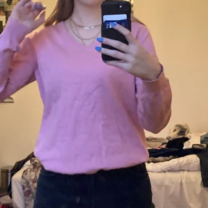 Rosa farfarströja  - En lite mindre farfarströja, storlek m/ liten L , som sitter jättesnyggt på! Superfin rosa färg 💓