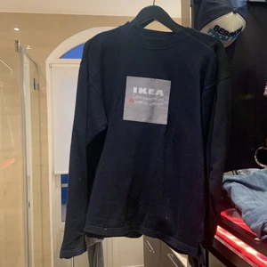 tjocktröja - Trjocktröja ifrån IKEA staff clothing, storlek L så den sitter asnajs oversized. (På bilden har den lite färgstänk)