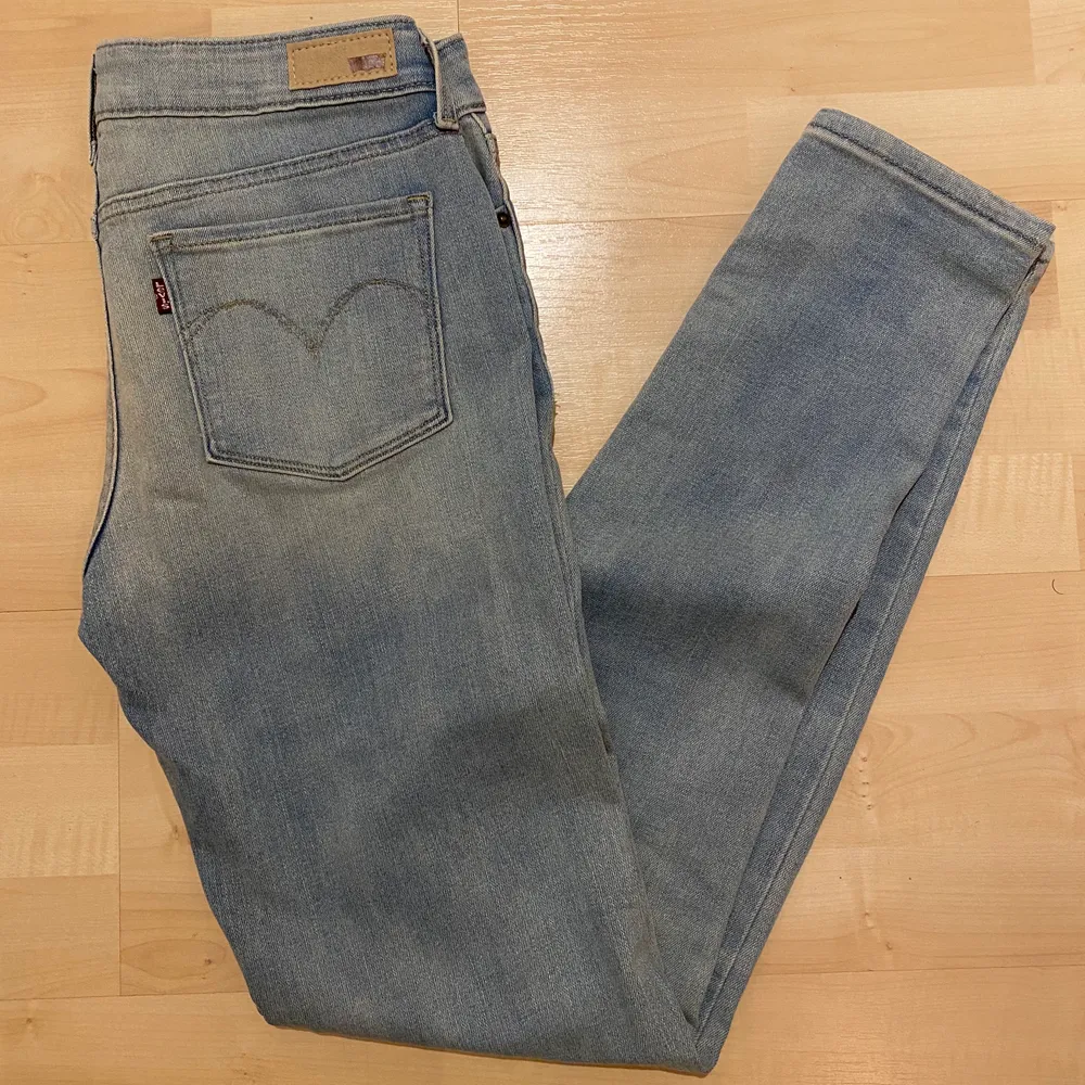 Säljer dessa ljusa Levis jeans i modellen ”Mid Rise skinny” i storlek W27 L32! Köpte dem i USA men är aldrig använda endast testade! Ordinariepris: 399:- och säljer dem för 120kr!. Jeans & Byxor.