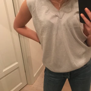 Glitter väst - Jättesöt glittrig väst som jag köpte i somras men som inte har kommit till användning. Västen är i storlek M men passar mig som har xs/s, hör av er vid intresse!💕