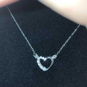 Halsband - Silverhalsband, tunn kedja med ett hjärta som berlock, ord pris: 198kr