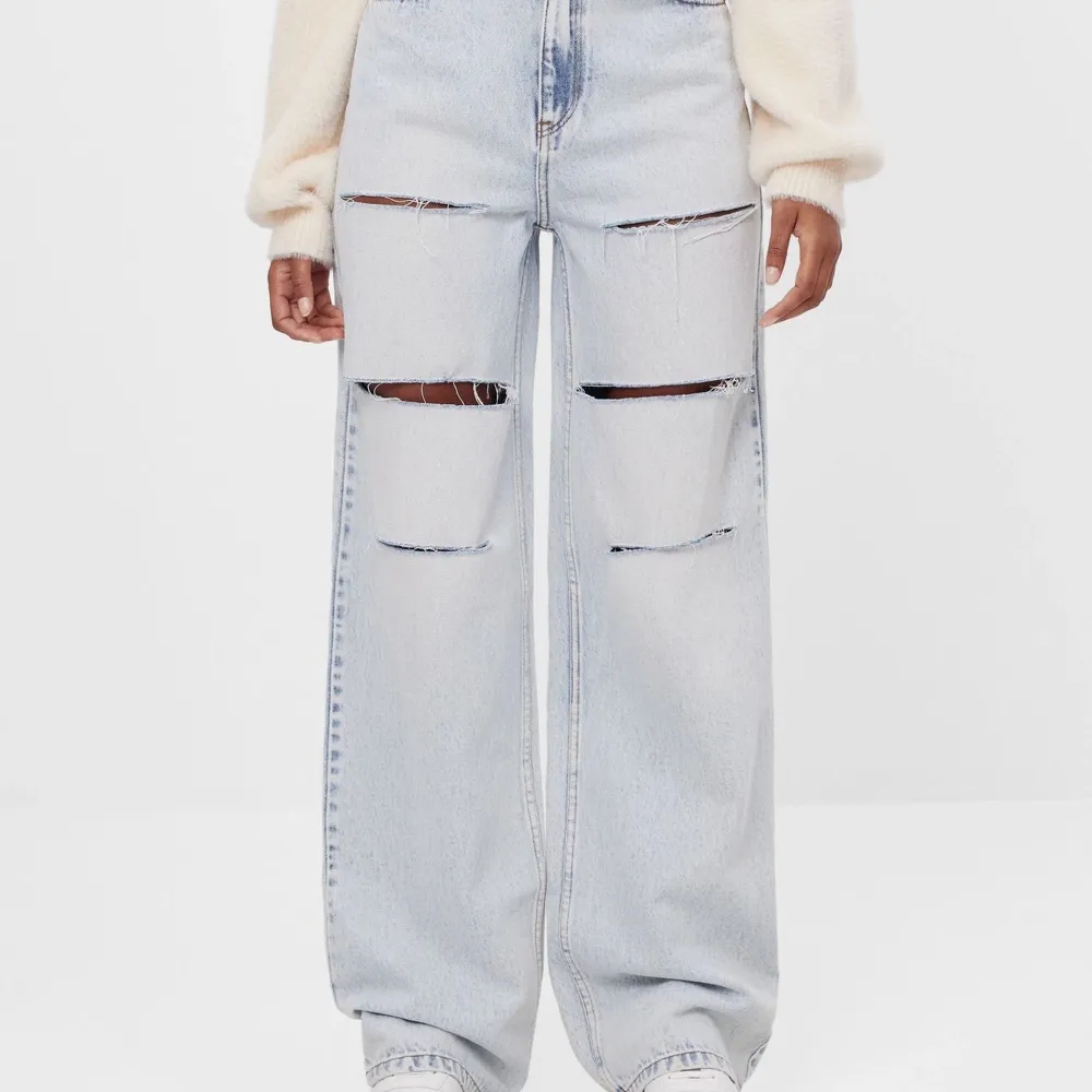Säljer dessa supersnygga vida och långa jeans från Bershka, bara använt ett fåtal gånger. . Jeans & Byxor.