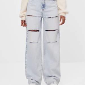 Säljer dessa supersnygga vida och långa jeans från Bershka, bara använt ett fåtal gånger. 