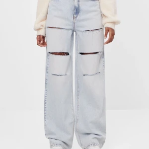 90s jeans från Bershka  - Säljer dessa supersnygga vida och långa jeans från Bershka, bara använt ett fåtal gånger. 