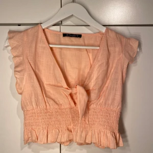 Jättesöt topp från Shein i storlek S. - En söt ljusrosa sommar topp från Shein i storlek S, aldrig använd och köpt förra sommaren. Köpt för 129kr och säljer den för 60kr inklusive frakten. Vid intresse kan jag skicka flera bilder 🥰🥰