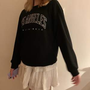 en trendig svart sweatshirt med Los Angeles tryck. storlek M men känns som S/M. Nypris 200kr plus frakt ❌bud: 180kr❌