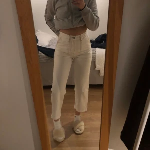 Jeans från Gina - Jätte fina vit/beiga jeans från Gina Tricot💛 Fina detaljer och använda ett fåtal gånger. Därav i fint skick! 