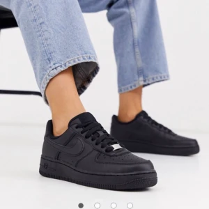 Air force 1 - Säljer mina superfina air force 1 svarta. Har knappt använt dom då de inte riktigt är min stil. Dom ser typ helt nya ut🤩    Storlek 38, 500kr 🧚🏼‍♀️
