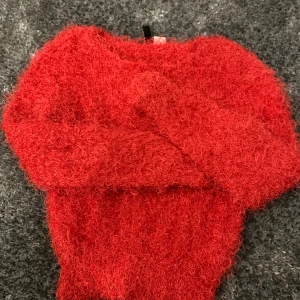 Mjuk röd tröja - Mjuk klar röd tröja, lite kortare i modellen, sitter ganska tight men eftersom den är så mjuk är det inte jobbigt.