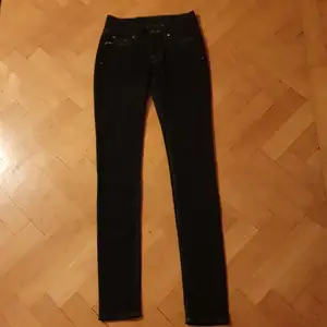 Ett par jeans från Tiger of Sweden i modellen Slender i storlek W25L32. De skulle även kunna passa w24. De har låg midja och en mycket mörk blå färg. Utmärkt skick.💫