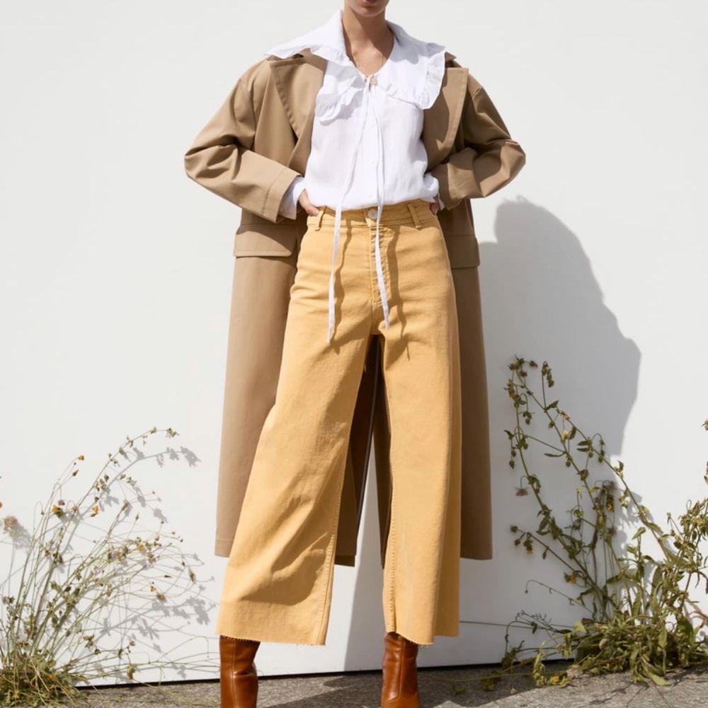 Jeans från zara i en så fin gul färg💛. Använda några gånger men fortfarande i bra skick. De blekta fläckar som man ser på bild två under knäna är inte sådär tydliga i verkligeheten💞. Utan de är en jämnare färg. Nypris 399 mitt pris 160kr inkl frakt. Skriv privat vid intresse😊💞 (OBS färgen kommer fram bäst på första bilden de är i en ljus snapsgul färg). Jeans & Byxor.