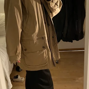 Beige jacka - Jättenajs lite längre jacka köpt second hand för något år sen! Storlek medium:)