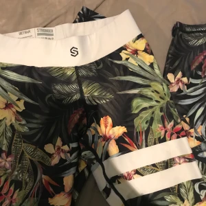 Stronger tights  - Stronger tights i modellen Vietnam, materialet är stretchigt och väldigt bekväma, får tyvärr inte användning för dem så skicket är bra 😝 hör av er ifall ni har frågor