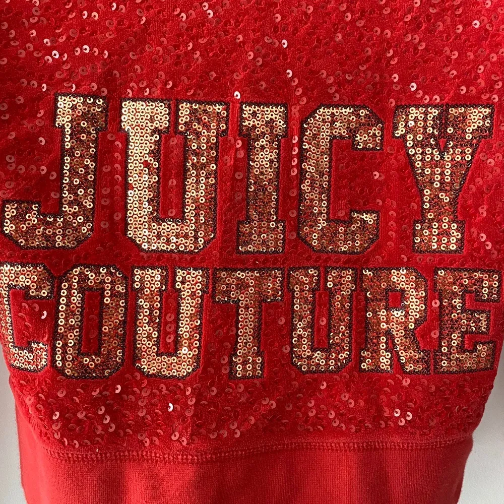 I och med y2k’s uppsving så gör juicy couture en comeback. Denna Juicy Couture kofta har en tight passform och är i storlek S. Den är i mycket bra skick.  Nypris ca 1495 kr.  Mitt pris: 400 kr. Tröjor & Koftor.