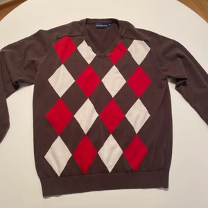 trendig top <3 - Kör ett budgivning till högsta bud tills 10/01 :) första bilden e lånad :) det bara ett exempel ! tröjan är som ny :) och jättetrendig just nu! perfekt för over a tshirt! passar för pojkar-flickor under 1.85!