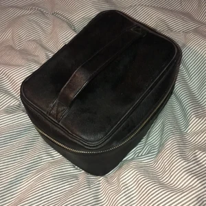 Sminkväska - En sminkväska från Lindex, ganska stor så man får plats med mycket, ett fack med nät och dragkedja i locket. Några få foundationfläckar men inget som syns särskilt tydligt. Köparen står för frakten, betalning via Swish.