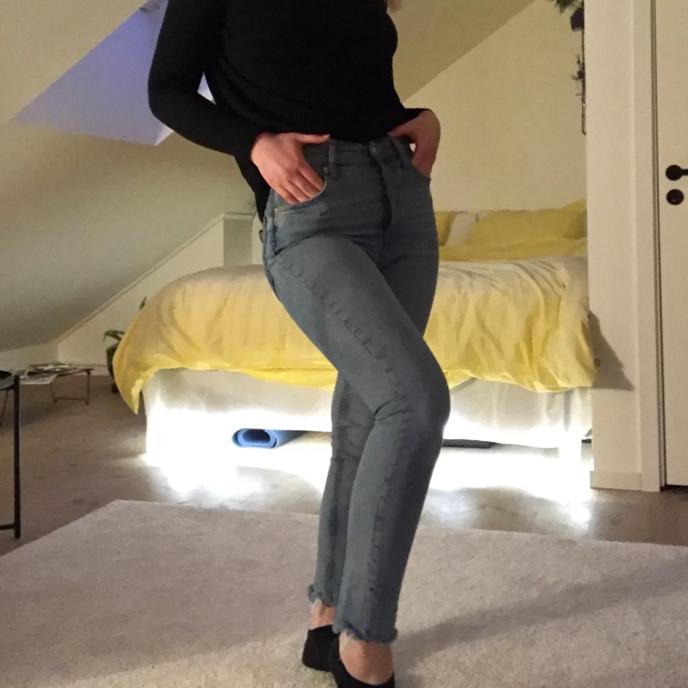 Så sköna Jeans från Ginatricot, har knte använt dem så mycket då de inte är i min stil🥰 Framhäver rumpan!! köpare står för frakt!! Storlek 36 i modellen Sienna💕. Jeans & Byxor.