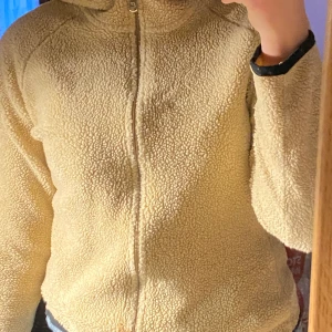 Peak Teddy jacka - Jättemysig Teddy jacka från peak performance, startpris 200kr!❤️