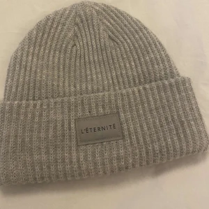 Grå hm mössa  - En jättefin grå mössa från hm som jag aldrig använder längre, inga sminkfläckar eller slitningar på mössan. Väldigt bra skick. 