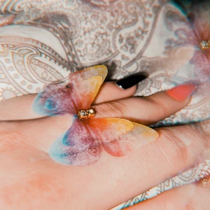 Butterfly ring - Gullig fjräils-ring med diamanter i mitten