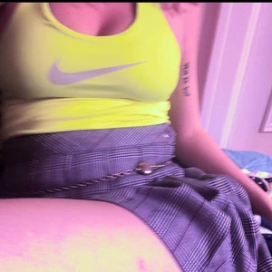 Nike gult träningslinne med inbyggd sportbh⚡️✨💟 - Nike linne som var köpt från nån sportaffär💕Använder linnet inte så ofta längre då det har blivit lite tajt 💫🌙💘  Kan mötas i Stockholm och skicka det är bara o skriva om du undrar något💫💫💗               p.s kan sälja kjolen oxå om due intresserad✨