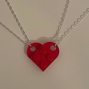 Lego halsband - Jag SÖKER legohalsband i form av ett hjärta.Någon som säljer eller vet någon som säljer?hör av er jag kan betala mycket 😌🤚🏼