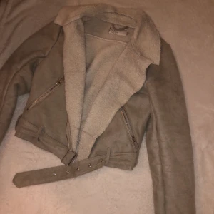 Beige jacka - Beige/ljusbrun jacka som kan stylas olika