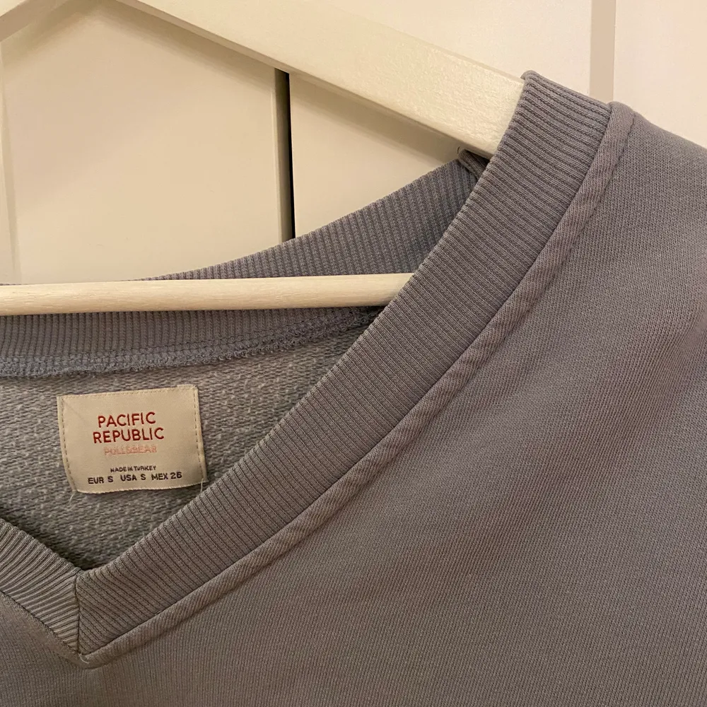 Supersnygg oversize tröja från pull and bear! En lagom blå färg med v-ringning. Använd få gånger i storlek S. 100kr + frakt. Tröjor & Koftor.
