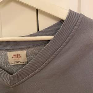 Supersnygg oversize tröja från pull and bear! En lagom blå färg med v-ringning. Använd få gånger i storlek S. 100kr + frakt