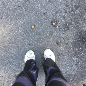 Handmålade monki jeans  - Intressekoll på dessa så fina jeans som är från monki nästan oanvända. Dom är målade av paintedbyaliciaa funderar på att sälja då det inte riktigt är min stil men dom är så snygga och är målade med textil färg så dom går även o tvätta som vanligt! Buda gärna i kommentarerna