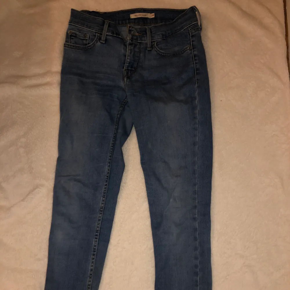 Levis jeans med låg midja i en mellanblå färg, knappt använda . Jeans & Byxor.