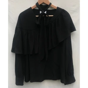 & Other Stories svart knyttblus volanger - & Other Stories fint oversize svart knyttblus med volanger från Paris Atelier i storlek 38. Stor i storlek, passar st. 40 fint också. Fint skick och använd fåtal gånger Material: viskos 