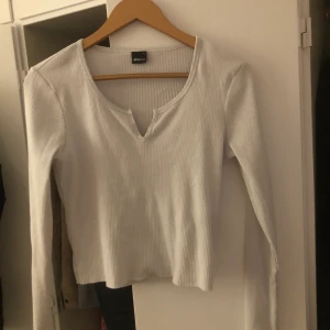 Topp från ginatricot - En supergullig ribbad topp från Gina tricot, använd Max 3 gånger vill sälja eftersom den är liten för mig💕