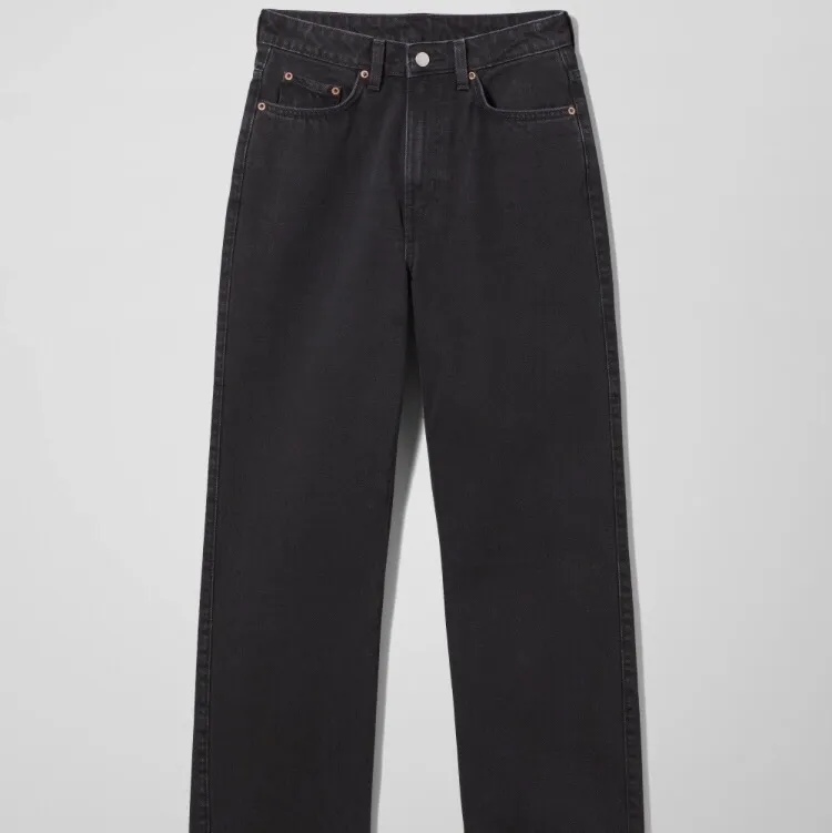 Skitsnygga svarta weekday jeans i modellen ROWE. Säljer då dem inte passar mig längre. Köparen står för frakt🌸💗😋. Jeans & Byxor.