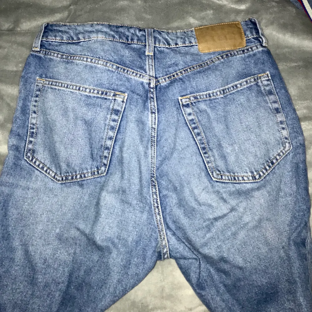 Strl. 38, blå jeans med hål, knappar inte blixtlås. Använda några få gånger men inga täcken på användning. Säljer pga för korta för mig. Jag är 170 cm lång annars passar den ganska bra för mig som brukar ha 38 på byxor. För mer bilder skriv dm . Från H&M 🥰 Frakt ingår!!. Jeans & Byxor.