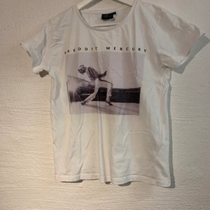 T-shirt med Freddie mercury tryck  - T-shirt med Freddie mercury tryck. Storlek s. 104kr med frakten inräknat ❤️