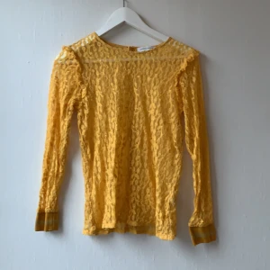 Spetsig blus - En spetsig blus som är använd 1 gång. Ordinarepris 400kr säljes för 69kr+ frakt. Storlek S