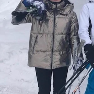 Guldig vinterjacka från Zara - En stor guldig vinterjacka från Zara i storlek S. Jackan räker precis så att den täcker rumpan på mig som är 155cm lång. Den är väll använd, som man ser på bild 2-3. Det ända som är slitet på jackan är runt händerna och vid fickorna( bild 2-3). 