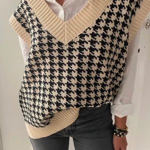 Vit stickad väst från byanastasia  - Denna väst är super skön och verkligen trendig, dock inte min stil när jag väl köpte den så aldrig använd. Västen är i storlek S och jag skulle säga att den sitter väldigt bra, jag är 158cm så på mig blev den lång men passar bättre på någon som är över 160cm skulle jag säga. (OBS första bilden är tagen från hemsidan). Köptes för 499kr plus frakt. 