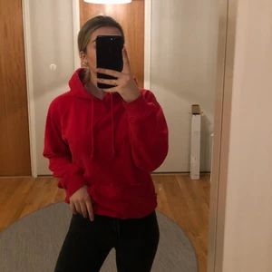 Röd hoodie - Jätteskön röd hoodie från bik bok. Frakt ingår i priset.