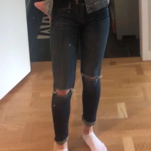 Jeans - Jeans köpta på JC för 1100kr, använda 15 ggr använder dem ej längre. Märket earnest sewn modellen Jane. Revorna har dock blivit lite större än på första bilden(de andra bilden för att se hur de ser ut nu). Köparen står för frakt. Använder inte längre därför är bilderna äldre