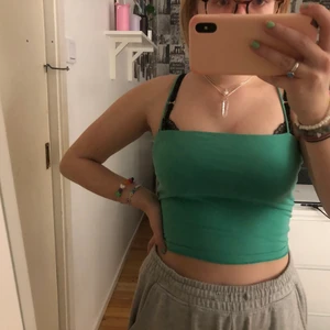 Linne GinaTricot - Ett grönt och ett färgglatt linne i färgerna blått, vitt och rött. Båda linnena är i storleken S. Ett linne kostar 40kr eller köpa båda för 60kr. Köparen står för frakten! Inga synliga skador på linnena. 