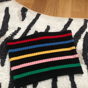 Tubetop med olika färger - Jättesöt tubetop från Urban Outfitters. Storlek XS, men passar också S🌸 Fraktar eller möts upp i Sthlm City, köparen står för frakten