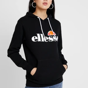 Ellesse  - Svart hoodie från Ellesse, använd fåtal ggr. Nyrpis 799 