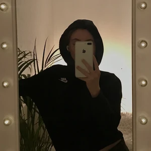 Nike Hoodie - Klassisk hoodie från Nike i tunnare material. Enkel att kombinera med annat eller bara vara hemma & mysa i. Storlek XS & bra skick på hoodien<33 Fråga gärna om fler bilder;) Priset är inklusive frakt.