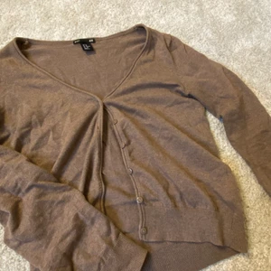 Brun kofta - Säljer denna söta bruna/beige koftan från H&M🤎 Den är i storlek XS men passar nog även S:) •Köparen står för frakt och betalning sker via swish• 
